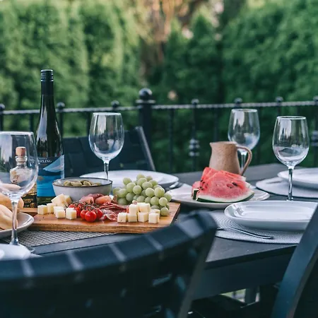 Balatoni Est 度假居