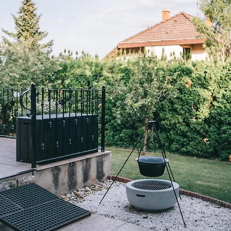 Balatoni Est 度假居