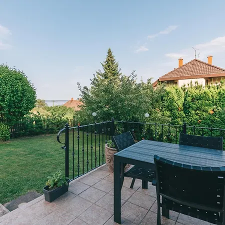 度假居 Balatoni Est